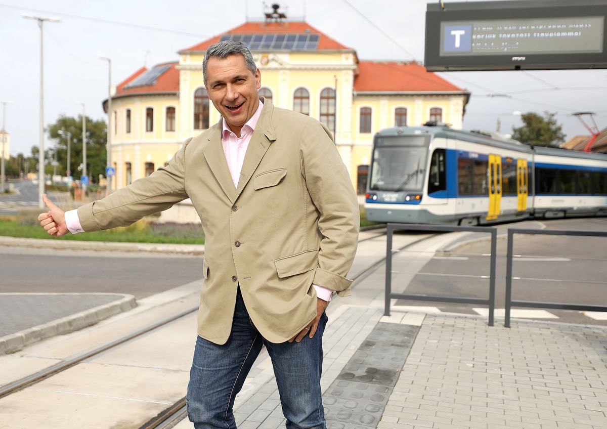 20210929 Hódmezővásárhely

Lázár János országgyűlési képviselő, a tramtrain beruházás kormánybiztosa a vasútvillamos tesztjáratán utazott.