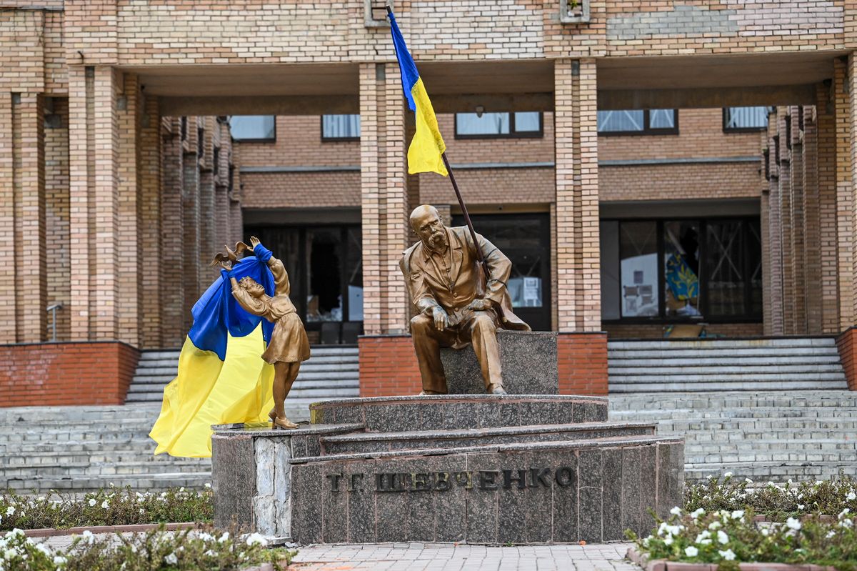 A photograph taken on September 10 , 2022, shows Ukrainian flags placed on statues in a square in Balakliya, Kharkiv region, amid the Russian invasion of Ukraine. - Ukrainian forces said on September 10, 2022 they had entered the town of Kupiansk in eastern Ukraine, dislodging Russian troops from a key logistics hub in a lightning counter-offensive that has seen swathes of territory recaptured. 
