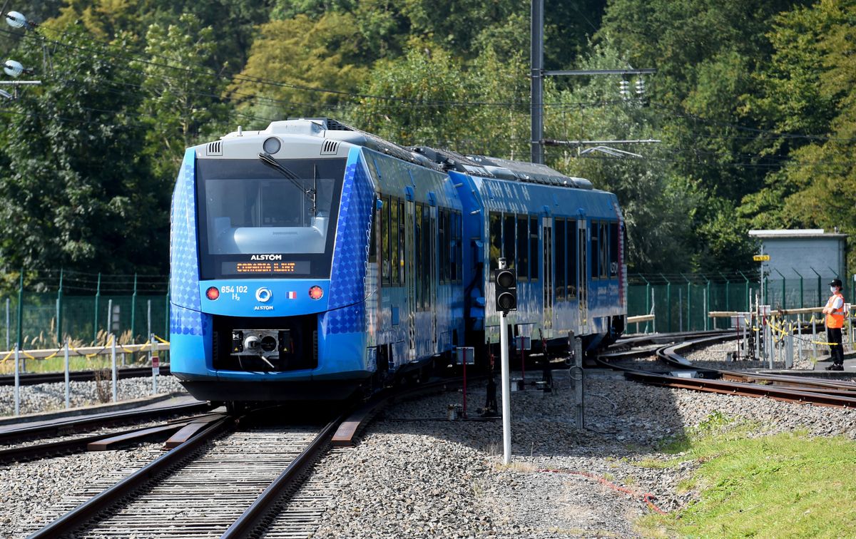 This photograph taken on September 6, 2021 shows Alstom's Coradia iLint train, the first in the world to be powered by hydrogen, during its inauguration on the tracks of the Railway Test Center in Petite-Foret, northern France. - Assembled in Germany, the model is equipped with fuel cells that transform hydrogen stored on the roof into electricity and allow it to run without any polluting emissions. As silent as an electric train, it only emits steam and water. (Photo by FRANCOIS LO PRESTI / AFP)
