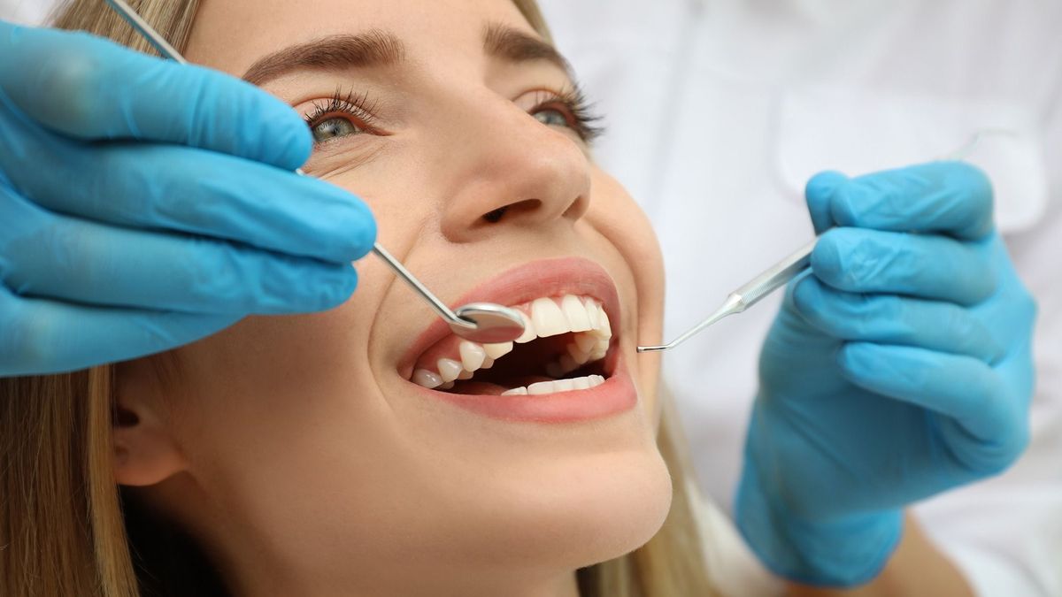 Doctor,Examining,Patient's,Teeth,,Closeup.,Cosmetic,Dentistry