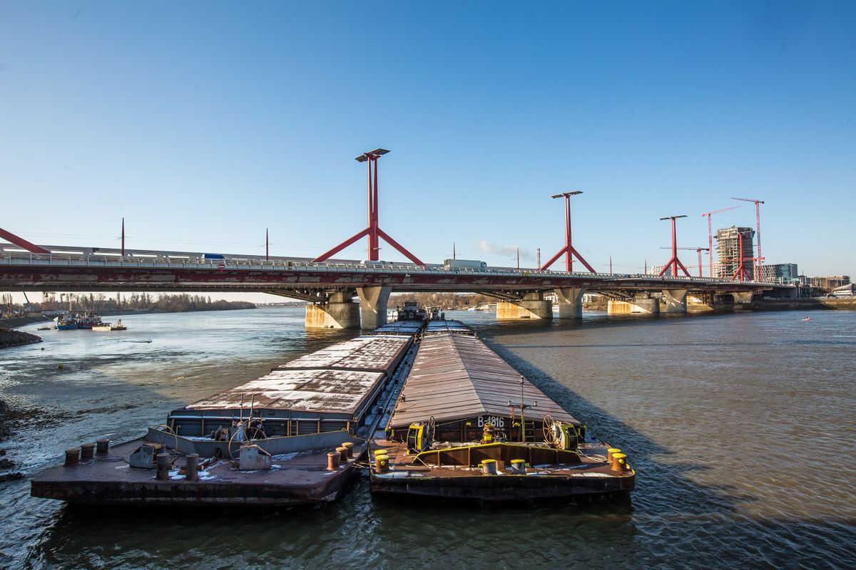 20210212 BudapestA Rákóczi hídnak ütközött egy uszály a Dunán
