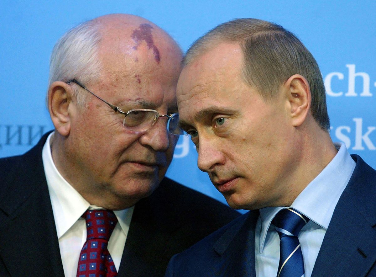 Russian President Vladimir Putin (R) talks to former Soviet President Mikhail Gorbachev (L) 21 December 2004 before a press conference of German Chancellor Gerhard Schroeder and Putin at Gottorf castle in Schleswig. Lucrative energy deals, the sale of bankrupt oil group Yukos and a fresh initiative for Chechnya were at the top of the agenda of a second day of talks 21 December 2004 between Putin and Schroeder.      AFP PHOTO    DDP/JOCHEN LUEBKE    GERMANY OUT (Photo by JOCHEN LUEBKE / DDP / ddp images via AFP)