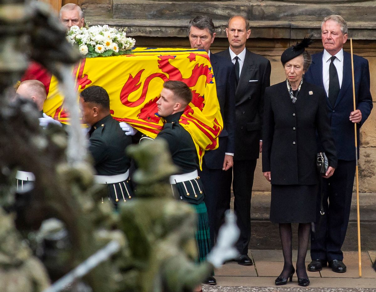 Britain's Prince Andrew, Duke of York (L), Vice Admiral Timothy Laurence (C), Britain's Prince Edward, Earl of Wessex (3R) and Britain's Princess Anne, the Princess Royal stand as the coffin of Queen Elizabeth II, draped with the Royal Standard of Scotland, is carried in to the Palace of Holyroodhouse, in Edinburgh on September 11, 2022. - The coffin carrying the body of Queen Elizabeth II left her beloved Balmoral Castle on Sunday, beginning a six-hour journey to the Scottish capital of Edinburgh. 