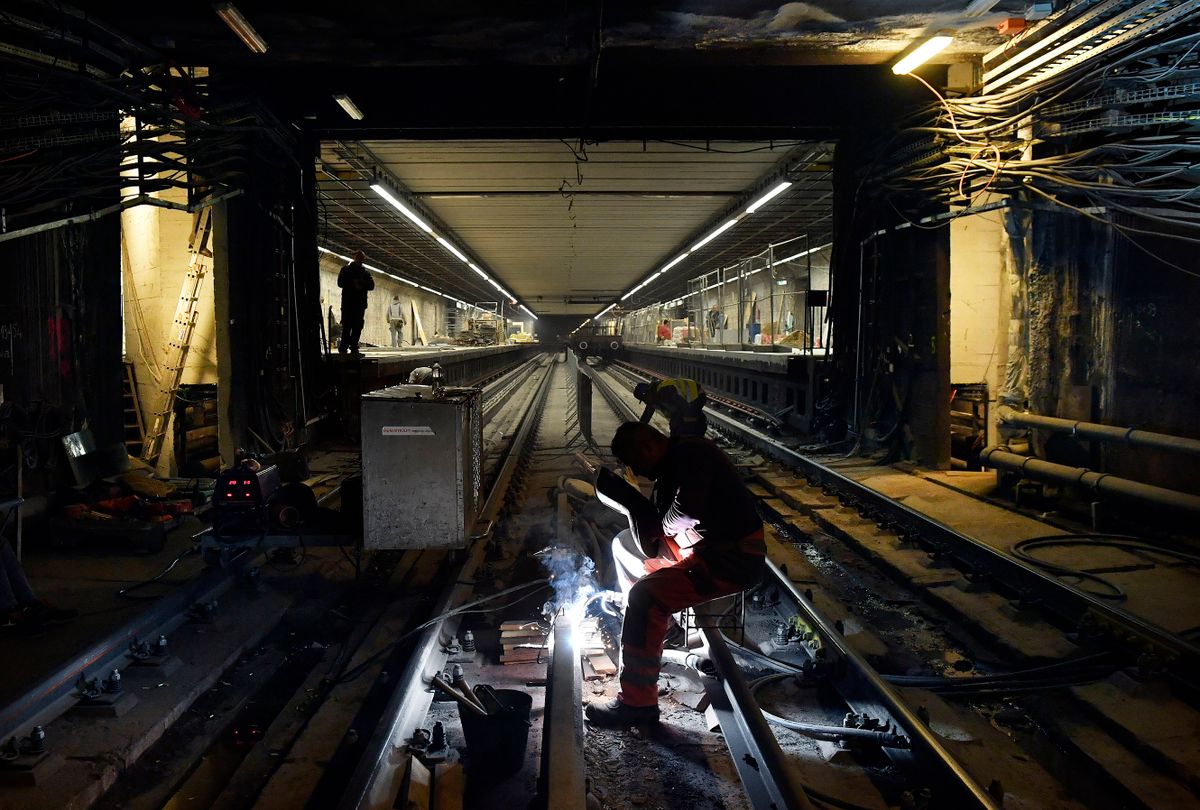 Budapest, 2020. május 13.Az áramvezető síneket hegeszti egy szakember az Ecseri út metróállomáson az M3-as metró felújítás alatt álló déli szakaszán 2020. május 13-án.