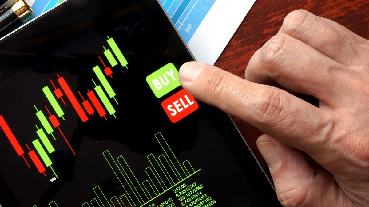 Online,Trading,Concept.,Tablet,With,Financial,Stock,Data,And,Finger.