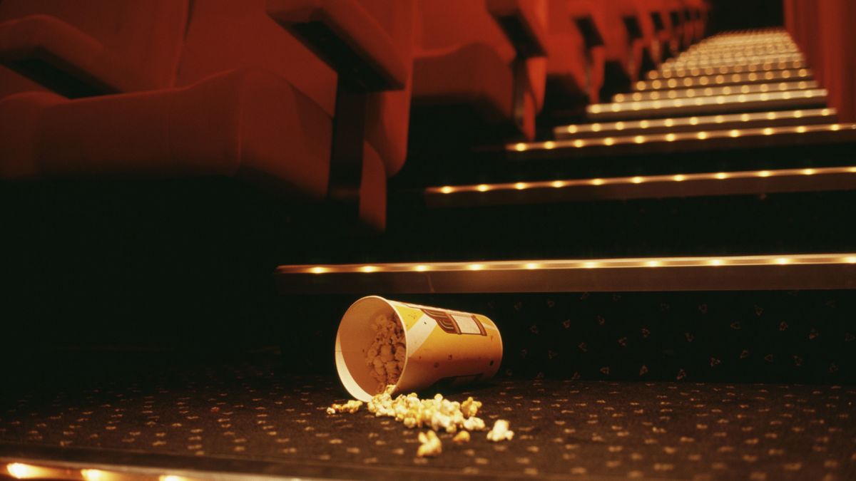 Popcorn in Theater Aisle, üres mozi, mozi, bukás, popcorn