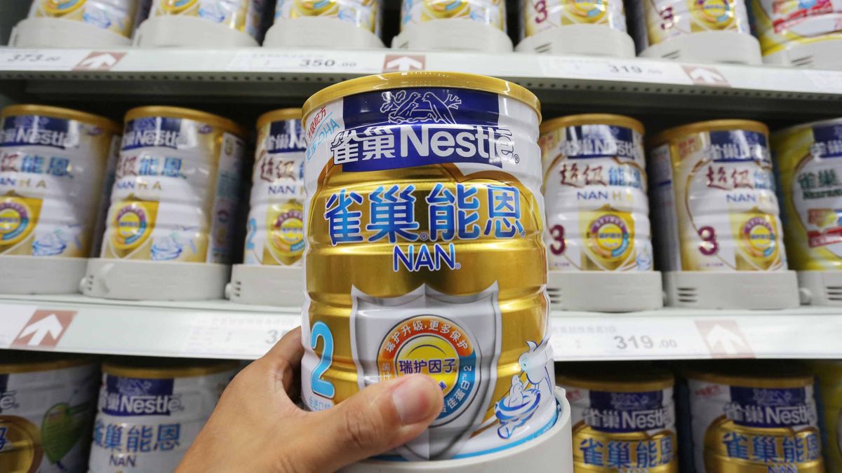 Nestle says China baby-formula probe will not hurt margins, A customer shops for Nestle baby formula at a supermarket in Xuchang city, central Chinas Henan province, 7 July 2013.

Nestle SA, the worlds largest foodmaker, said the Chinese governments investigation on the pricing of its infant formula will have no reasonable material impact on Nestles margins in China in the long term. Any effect from the probe will be offset by a bigger growth in its other businesses, Chief Executive Officer Paul Bulcke said at a press conference. The executive also said he does not expect the investigation will spill over into other products. Nestles Wyeth unit is one of the at least five foreign milk powder producers being investigated by Chinas top economic planning agency on possible price-fixing and violating anti-monopoly laws. (Photo by Geng guoqing xc / Imaginechina / Imaginechina via AFP)