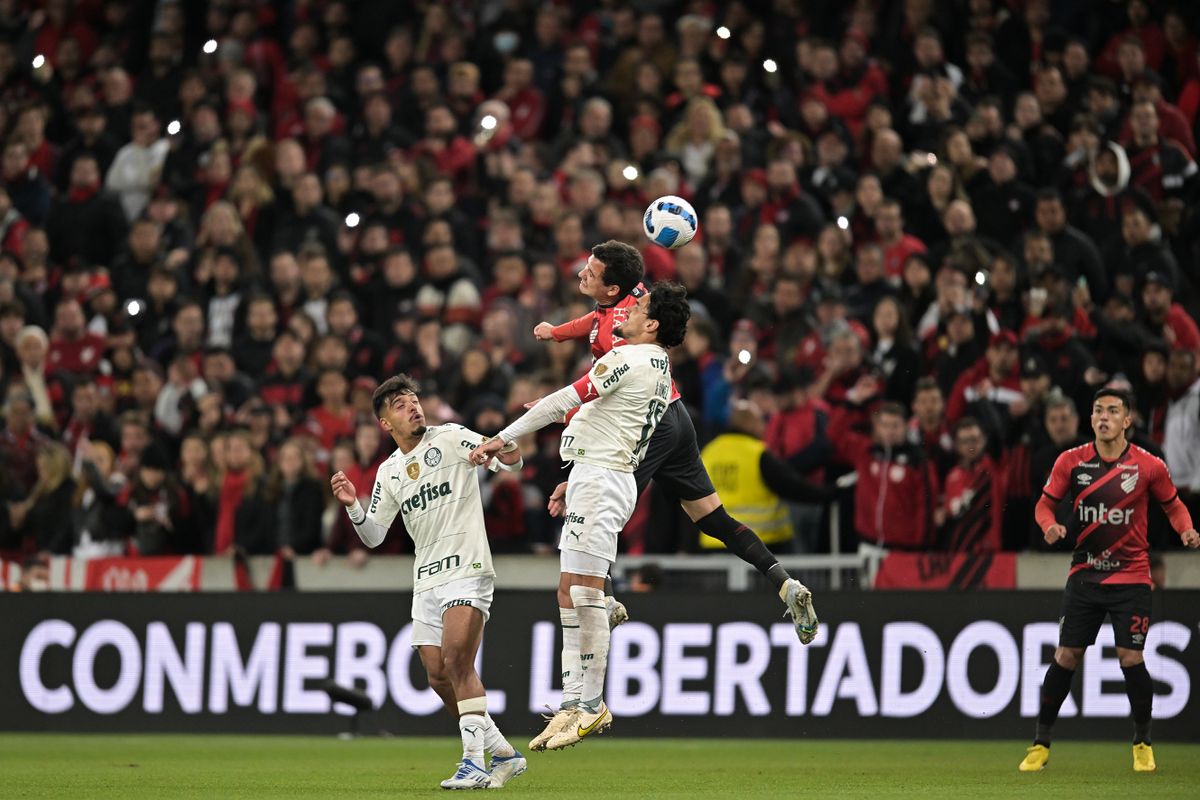 CURITIBA, BRAZIL - AUGUST 30: Pablo (C) of Athletico Paranaense fights for the ball with Gabriel Menino (L) and Gustavo Gomez (R) of Palmeiras during a Copa CONMEBOL Libertadores 2022 first-leg semifinal match between Athletico Paranaense and Palmeiras at Arena da Baixada on August 30, 2022 in Curitiba, Brazil.