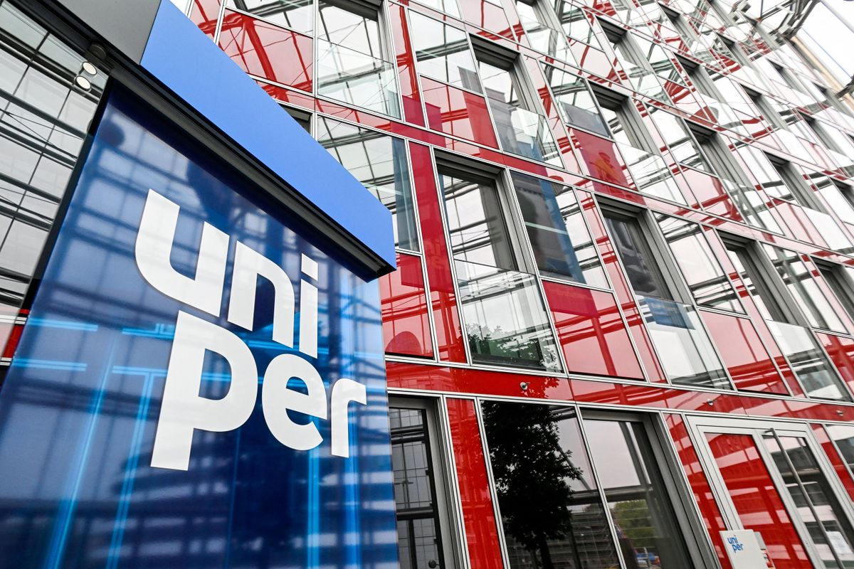 (FILES) This file photo taken on July 22, 2022 shows the logo of energy supplier Uniper in the entrance hall at the company's headquarters in Dusseldorf, western Germany. - Struggling German energy giant Uniper on August 22, 2022 requested extra support from the government as disruptions to the supply of Russian gas and rising prices put the group under further financial stress. 
