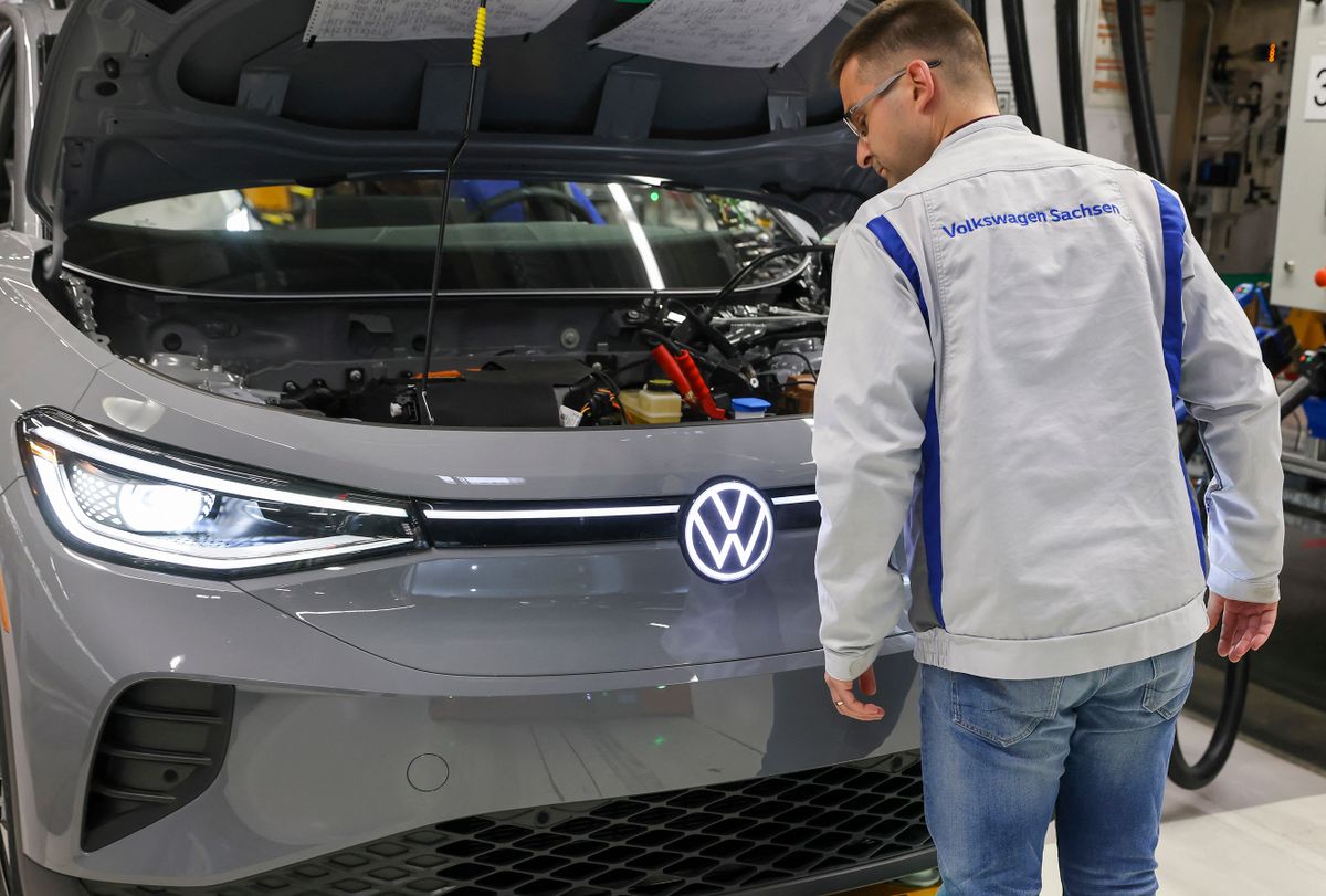 26 April 2022, Saxony, Zwickau: An employee checks an ID.4 at Volkswagen's plant in Zwickau. In addition to VW vehicles, vehicles from the Group's Audi and Seat brands also come off the production line at the plant. The vehicles are based on the Modular Electric Toolkit. Volkswagen has converted the site, which employs around 9,000 people, into a purely electric vehicle factory at a cost of 1.2 billion euros. 