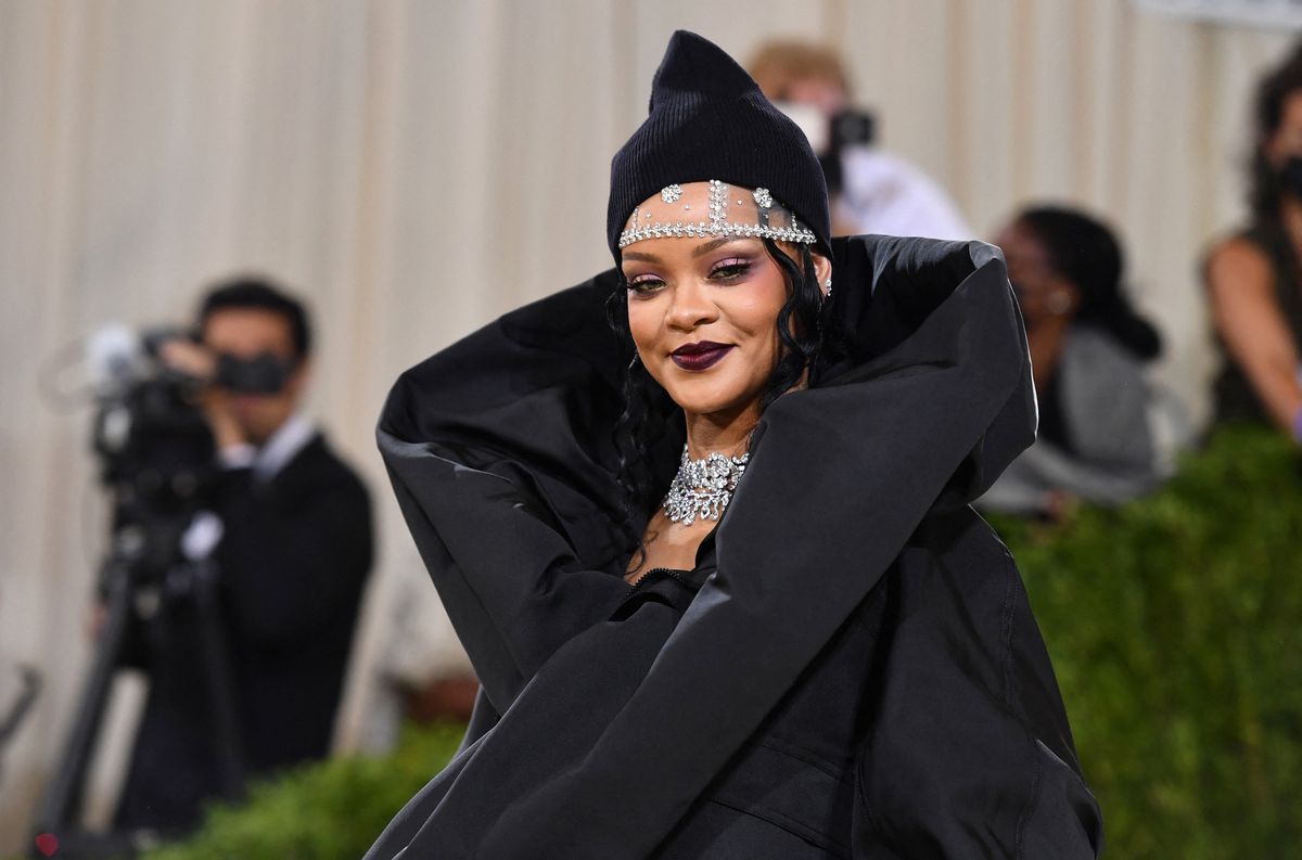 Met Gala, Barbadian singer Rihanna arrives for the 2021 Met Gala at the Metropolitan Museum of Art on September 13, 2021 in New York. - This year's Met Gala has a distinctively youthful imprint, hosted by singer Billie Eilish, actor Timothee Chalamet, poet Amanda Gorman and tennis star Naomi Osaka, none of them older than 25. The 2021 theme is "In America: A Lexicon of Fashion." (Photo by ANGELA WEISS / AFP) US-ENTERTAINMENT-FASHION-METGALA-CELEBRITY-MUSEUM-PEOPLE