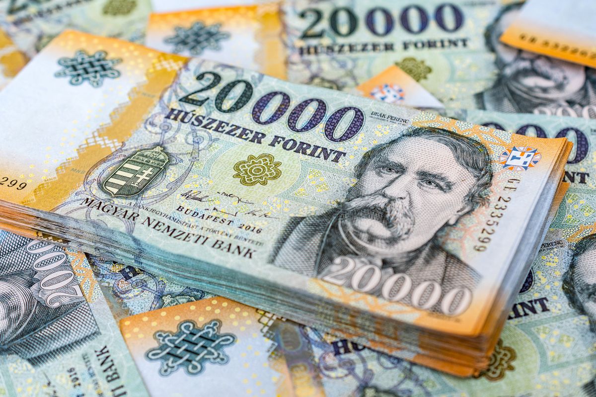 Stack,Of,Hungarian,20000,Forint,Banknotes,Close,Up