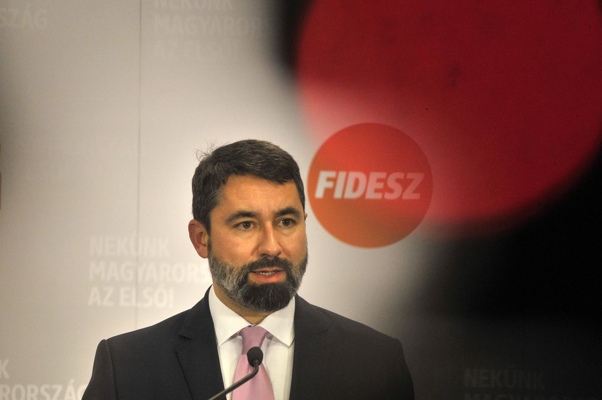 Hidvéghi Balázs, a Fidesz európai parlamenti (EP-) képviselője sajtótájékoztatót tart a Képviselői Irodaházban 2020. december 16-án.
