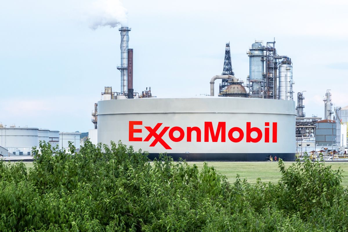 Channahon,,Illinois,,Usa-,June,7,2022:,Exxonmobil,Joliet,Refinery, Channahon, Illinois, USA- June 7 2022: ExxonMobil Joliet refinery , Channahon, Illinois, USA- June 7 2022: ExxonMobil Joliet refinery 