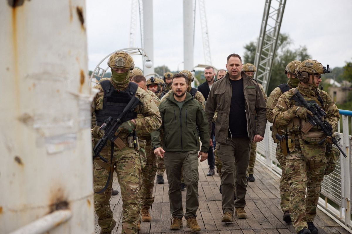 This handout picture taken and released by Ukrainian Presidential press service on September 14, 2022 shows Ukrainian president Volodymyr Zelensky visiting the de-occupied city of Izyum, Kharkiv region. - Zelensky on September 14, 2022 visited the east Ukraine city of Izyum, the military said, one of the largest cities recently recaptured from Russia by Kyiv's army in a lightning counter-offensive. (Photo by UKRAINIAN PRESIDENTIAL PRESS SERVICE / AFP) / RESTRICTED TO EDITORIAL USE - MANDATORY CREDIT "AFP PHOTO / " - NO MARKETING NO ADVERTISING CAMPAIGNS - DISTRIBUTED AS A SERVICE TO CLIENTS