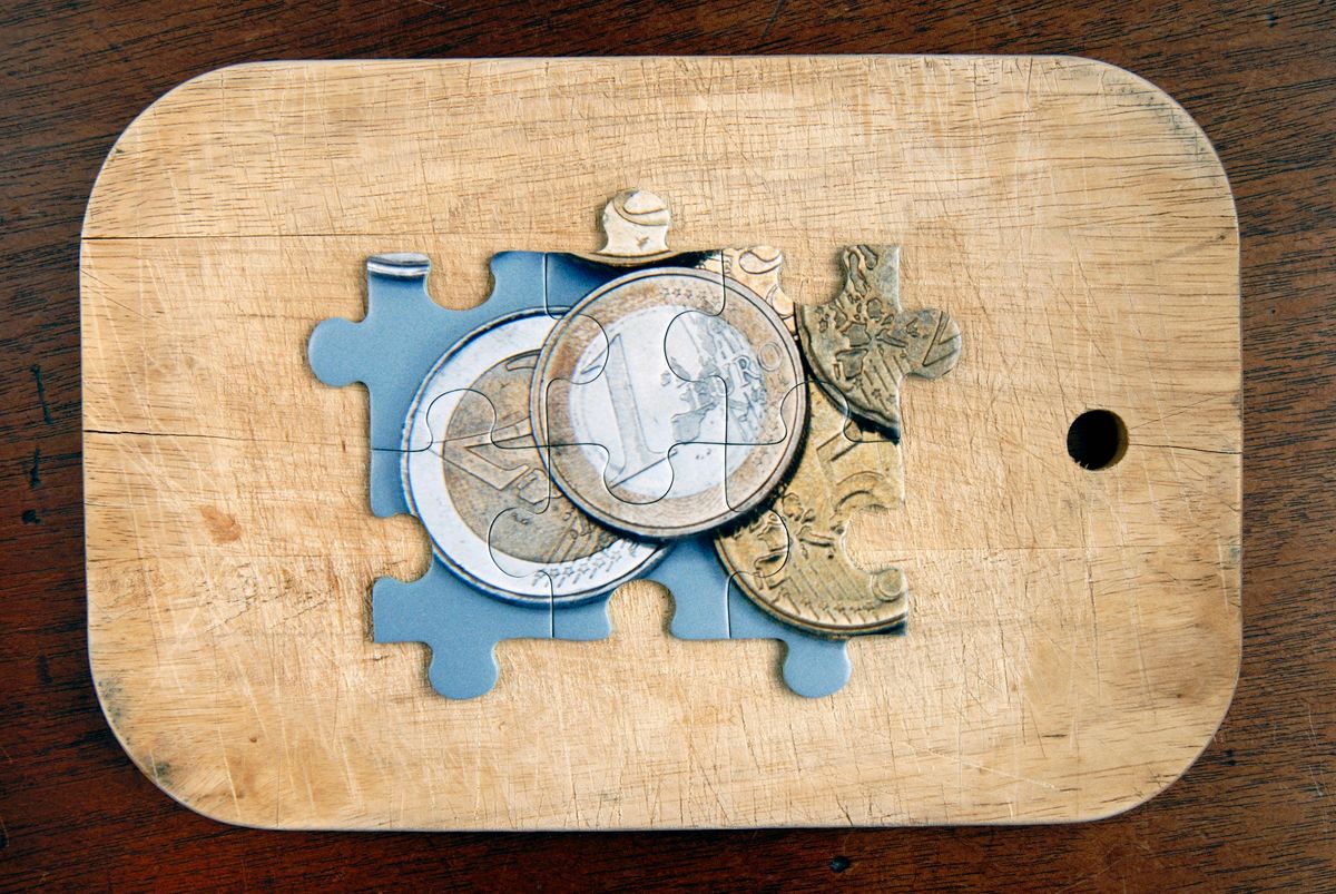 breadplate with euro-puzzle-money, orosz szankció, nincs pénz, európai unio