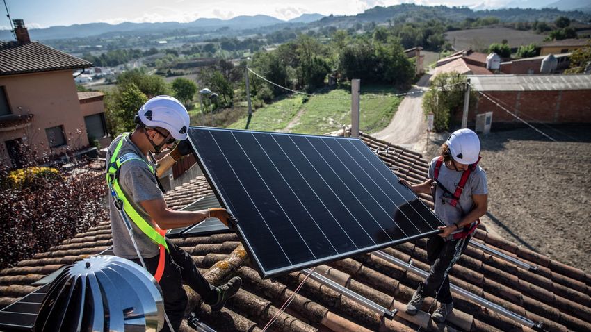 Los paneles solares están aumentando rápidamente en los tejados españoles