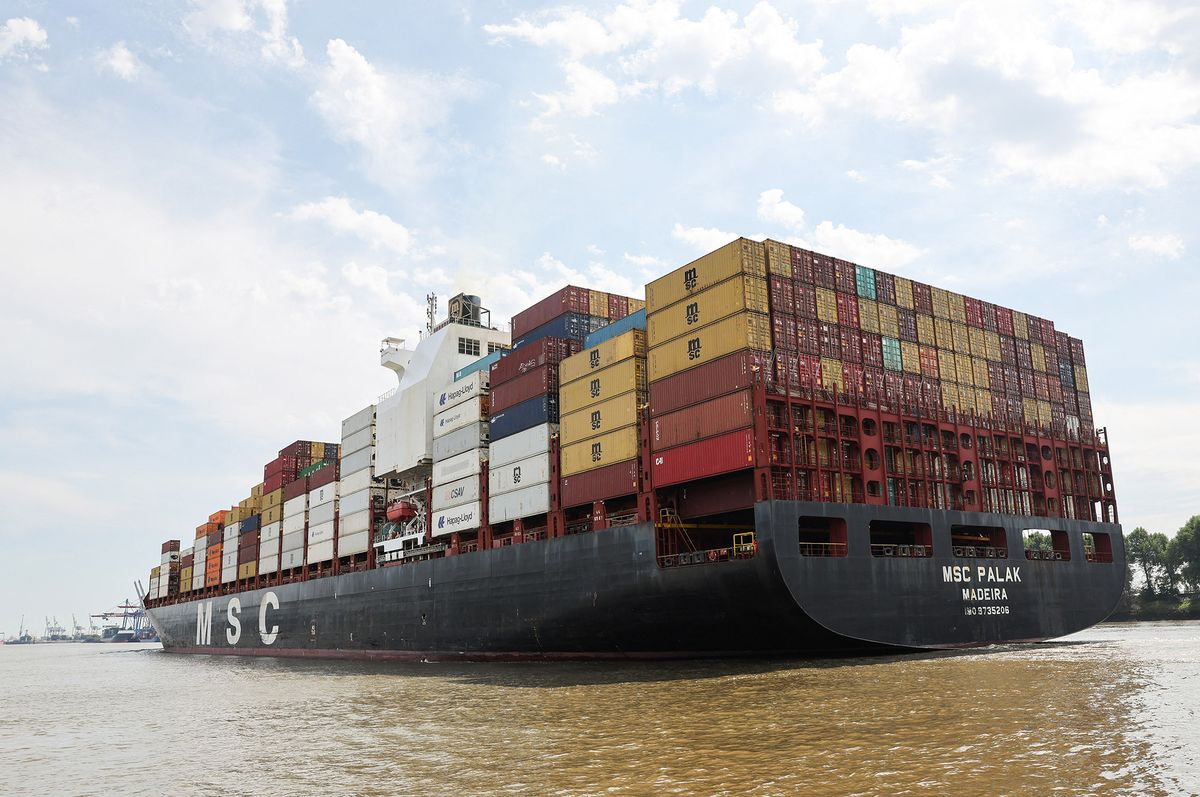 04 August 2022, Hamburg: The container ship MSC Palak is sailing on the Elbe towards the port. Photo: Christian Charisius/dpa (Photo by CHRISTIAN CHARISIUS / DPA / dpa Picture-Alliance via AFP)