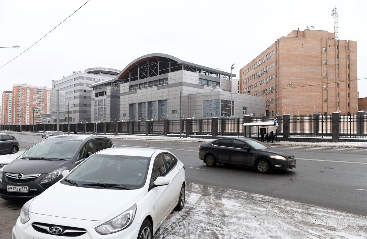 Cars are parked in front of the headquarters of the Russian General Staff's Main Intelligence Department (GRU) in Moscow on December 30, 2016. - Russia's foreign ministry has requested President Vladimir Putin turf out 35 American diplomats from the country in a tit-for-tat response to a similar move by Washington over hacking allegations, Moscow's top diplomat said on December 30, 2016. "Russia's foreign ministry... has requested that the Russian president approve declaring as personae non gratae 31 employees of the US embassy in Moscow and four diplomats from the US consulate in Saint Petersburg," Lavrov said in televised comments. (Photo by Natalia KOLESNIKOVA / AFP) RUSSIA-US-POLITICS-INTELLEGENCE-HACKING-DIPLOMACY