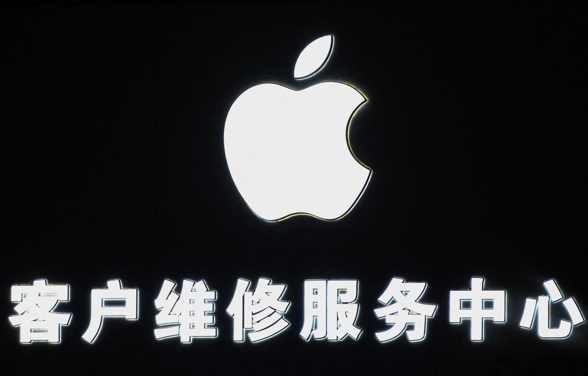Apple logo seen in Shanghai city center on the day when Apple's CEO Cook, Facebook's CEO Zuckerberg meet China's Xi in Beijing.On Monday, 30 October 2017, in Shanghai, China. 