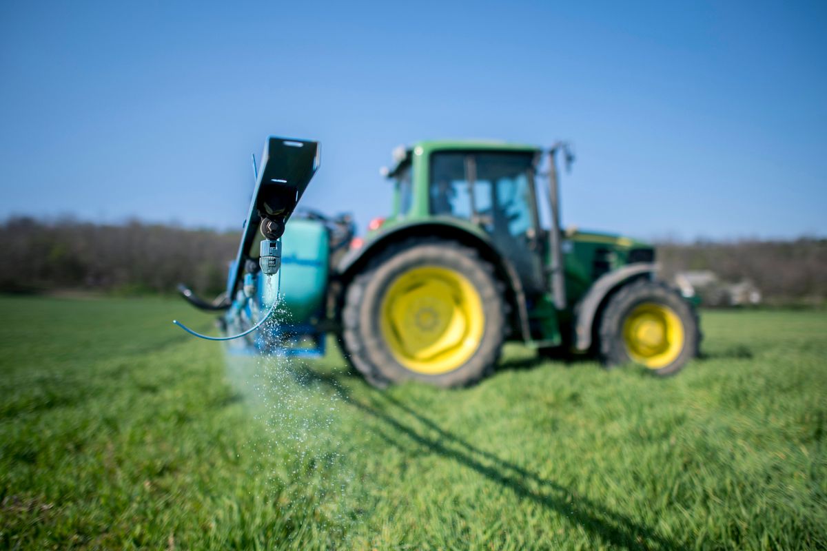 Somberek, 2020. április 6.
Növényvédő szert permeteznek traktorról egy Somberek közelében fekvő árpaföldön 2020. április 6-án.
