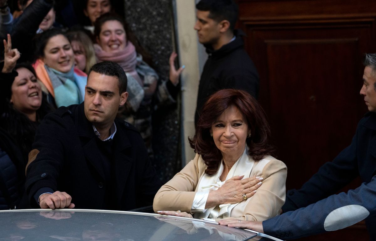 Buenos Aires, 2022. augusztus 23.
Cristina Fernández argentin alelnök, korábbi államfő köszönti támogatóit a politikusnő Buenos Aires-i otthonánál 2022. augusztus 23-án. Az ügyészség az előző napon tizenkét év börtön és a közhivataltól való teljes eltiltás kiszabását kérte a 69 éves Fernándezre. A vádhatóság szerint Fernández 1 milliárd dollárnak megfelelő összeggel károsította meg az országot bűnszervezet irányításával, melyen keresztül jogellenesen egyik barátjának és szövetségesének ítéltek oda 51 útépítési közbeszerzést. Az ügynek további tizenkét vádlottja van.
