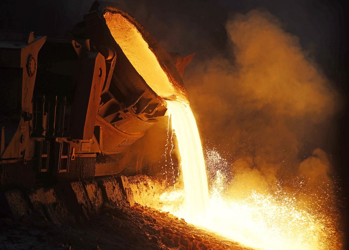 22 February 2022, North Rhine-Westphalia, Duisburg: Glowing slag from steel smelting is poured off at the Thyssenkrupp plant site. German Economics Minister Habeck visited steel producer thyssenkrupp in North Rhine-Westphalia. 