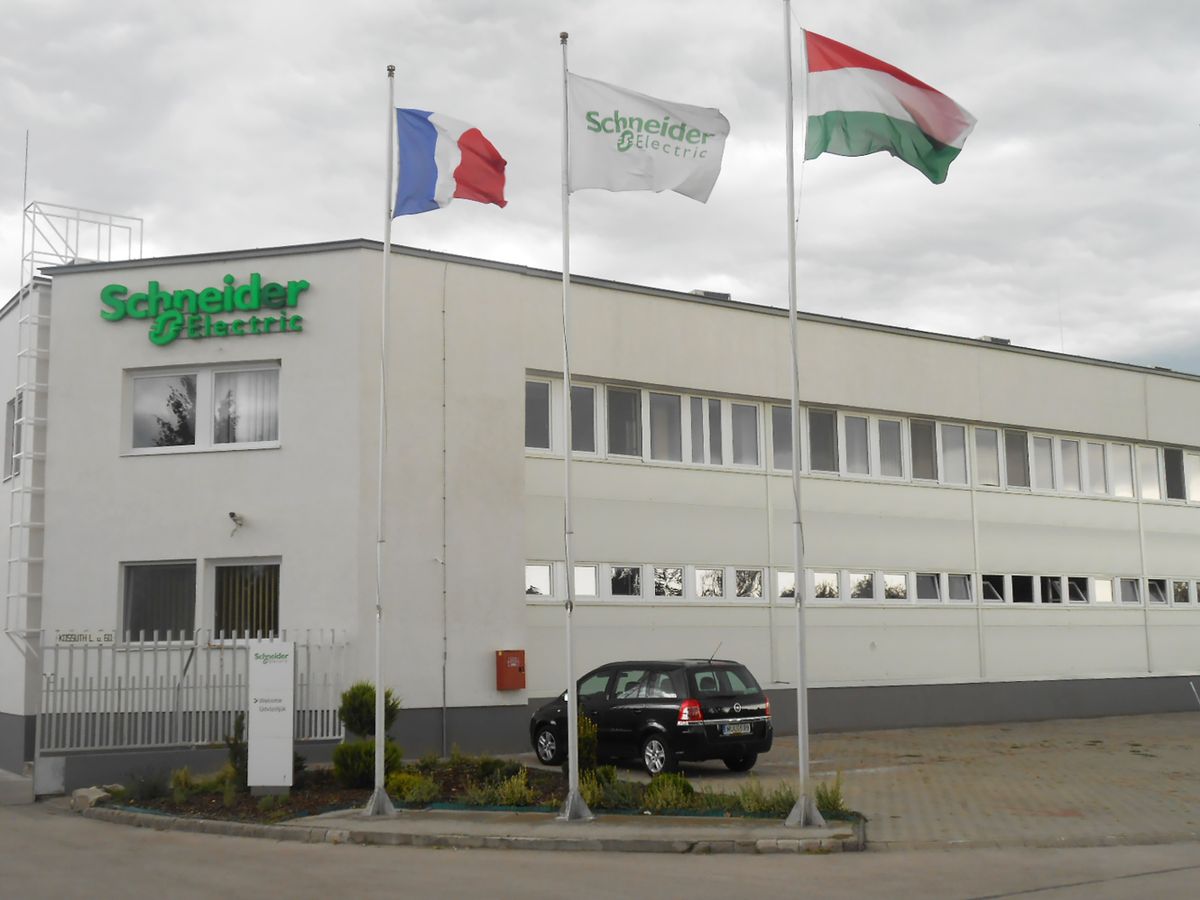 Schneider Electric
Jelentős beruházásokat zárt le a Schneider Electric kunszentmiklósi gyárában, a cég egy új lemezmegmunkáló gépet állított be a termelésbe, megújult a festőüzemük, illetve komoly informatikai fejlesztéseket is megvalósítottak. A projekt értéke eléri az 1,6 millió Eurót. A Schneider Electric az elmúlt időszakban egy új okosgyár építését is bejelentette, a Dunavecsére tervezett beruházás várhatóan 2024-re készülhet el.