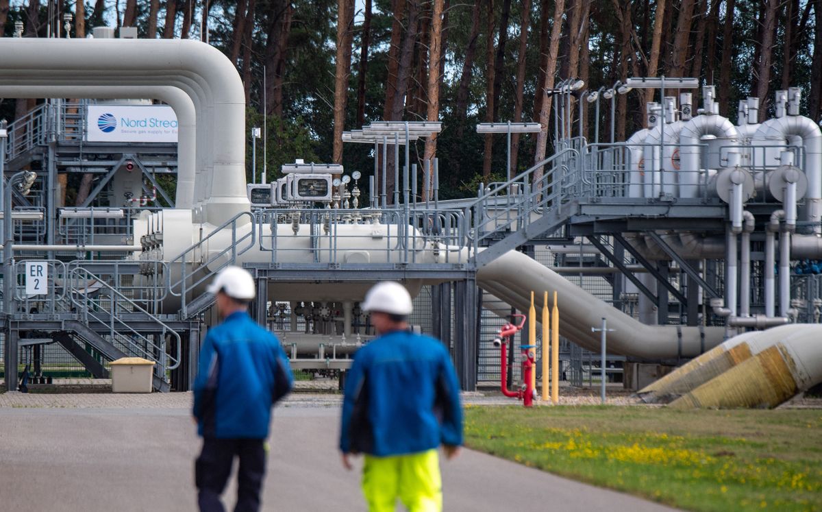 30 August 2022, Mecklenburg-Western Pomerania, Lubmin: Pipe systems and shut-off devices at the gas receiving station of the Nord Stream 1 Baltic Sea pipeline and the transfer station of the OPAL (Ostsee-Pipeline-Anbindungsleitung - Baltic Sea Pipeline Link) long-distance gas pipeline. From August 31 to September 2, no gas will flow to Germany due to maintenance work, the Russian state-owned company Gazprom had announced. After that, 33 million cubic meters of natural gas should be delivered daily again. This corresponds to the 20 percent of the daily maximum output to which Russia had already reduced the supply a few weeks ago. )