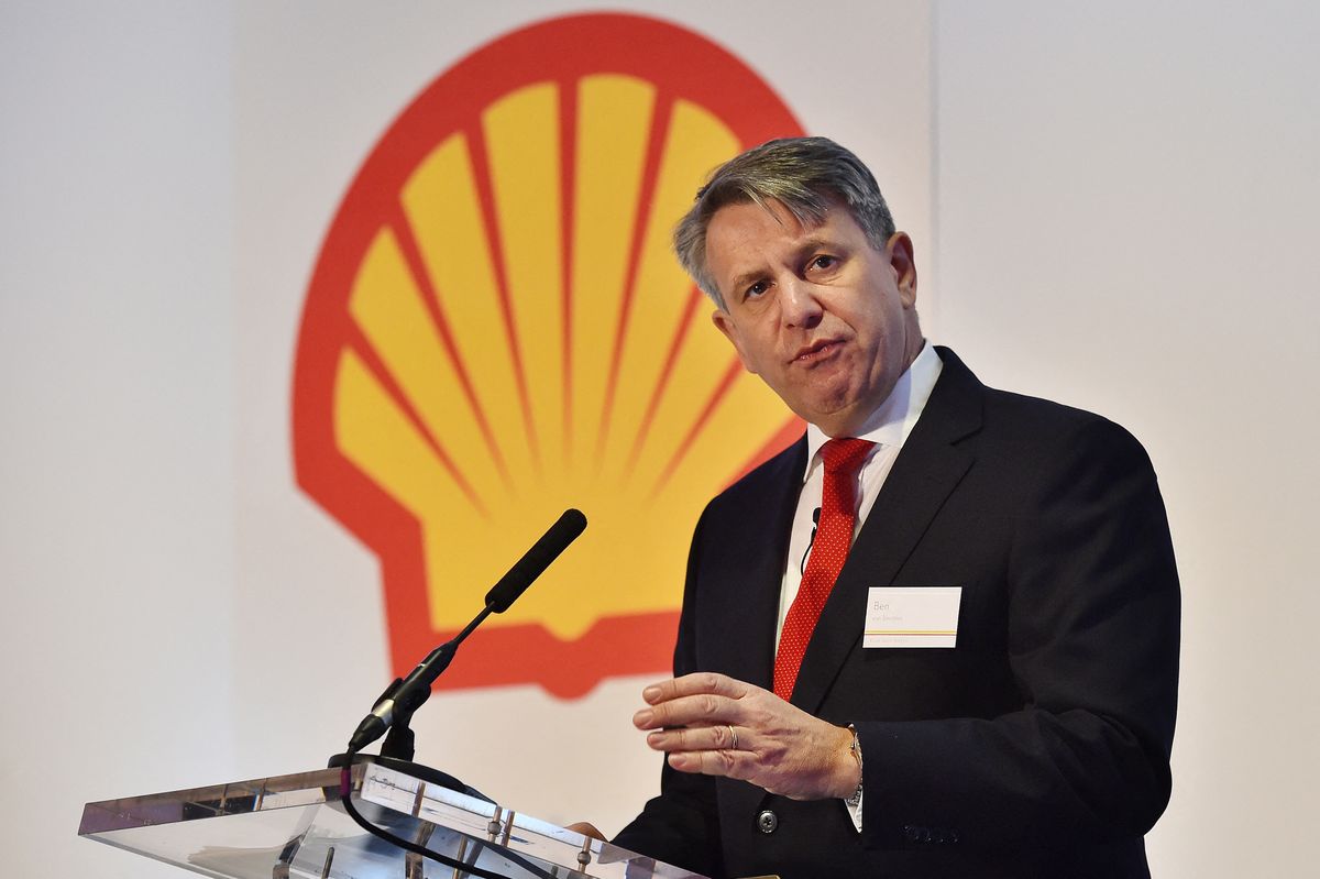Ben van Beurden, Chief Executive Officer of Royal Dutch Shell, addresses a press conference in central London on January 29, 2015, to release its fourth quarter results announcement and its fourth quarter interim dividend announcement for 2014. Energy group Royal Dutch Shell on Thursday announced an eight-percent drop in annual net profits owing to a slump in global oil prices and said it would accelerate spending cuts. AFP PHOTO / BEN STANSALL (Photo by Ben STANSALL / AFP) BRITAIN-NETHERLANDS-EARNINGS-OIL-BUSINESS