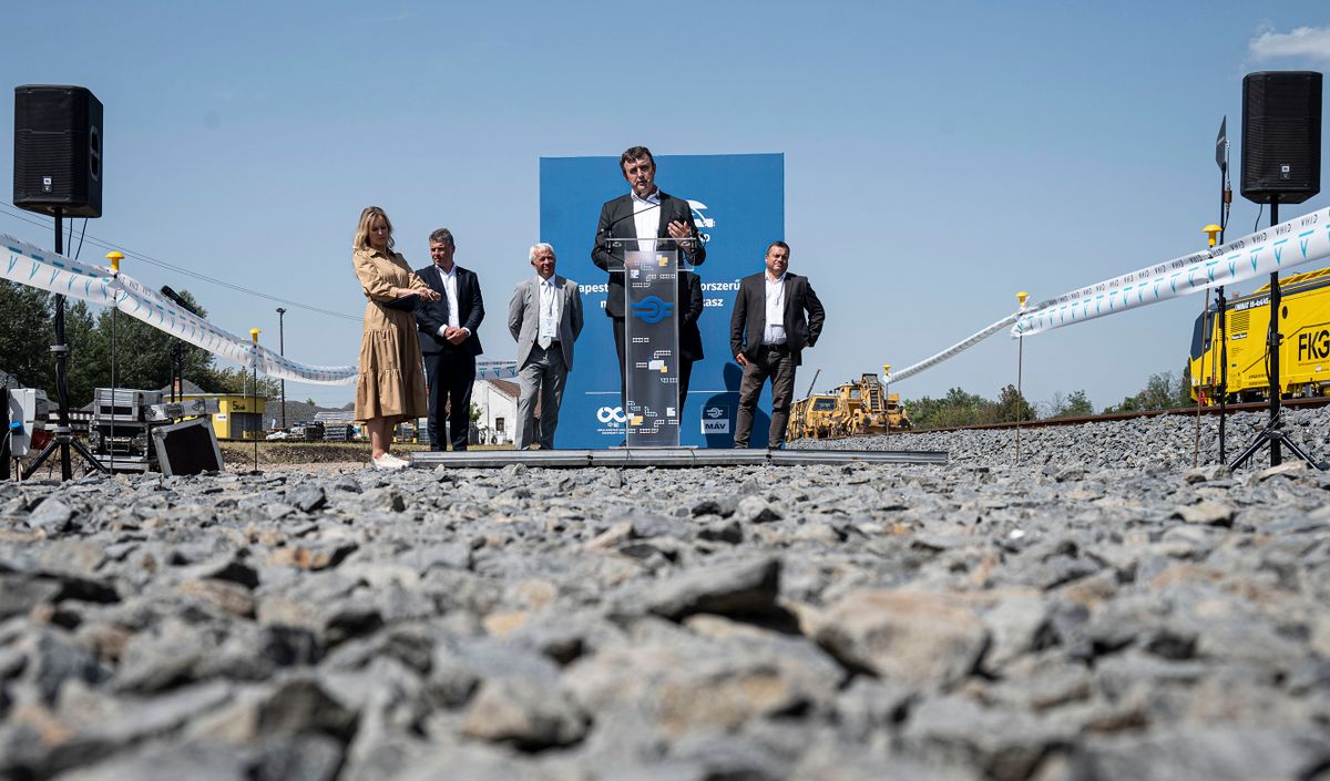 Kiskőrös, 2022. augusztus 26.
Palkovics László innovációs és technológiai miniszter a Budapest-Belgrád vasútvonal korszerűsítéséről tartott sajtótájékoztatón a Kiskőrös vasútállomás közelében lévő rakodóterületen 2022. augusztus 26-án. A több mint 2 milliárd dollár értékű, 2025-re elkészülő beruházás jelenlegi szakaszában nagyteljesítményű speciális gépekkel dolgoznak a pálya kialakításán. A vonal teljes megújításával a Kínából Európába tartó áruk a görögországi kikötők érintésével leggyorsabban Magyarországon keresztül érhetik majd el úti céljukat.
MTI/Szigetváry Zsolt