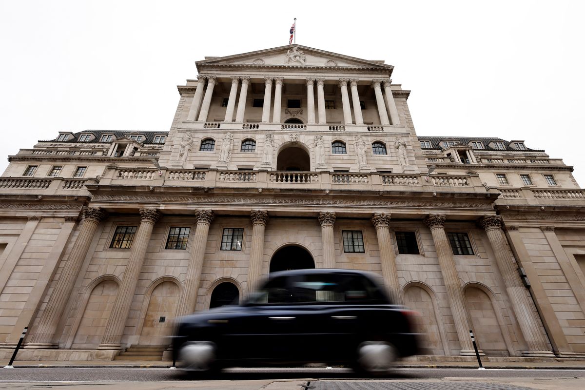 A black cab goes past the Bank of England in London on December 16, 2021. - The Bank of England hiked its key interest rate from 0.10 percent to 0.25 percent, as it seeks to combat decade-high inflation despite Omicron concerns. 