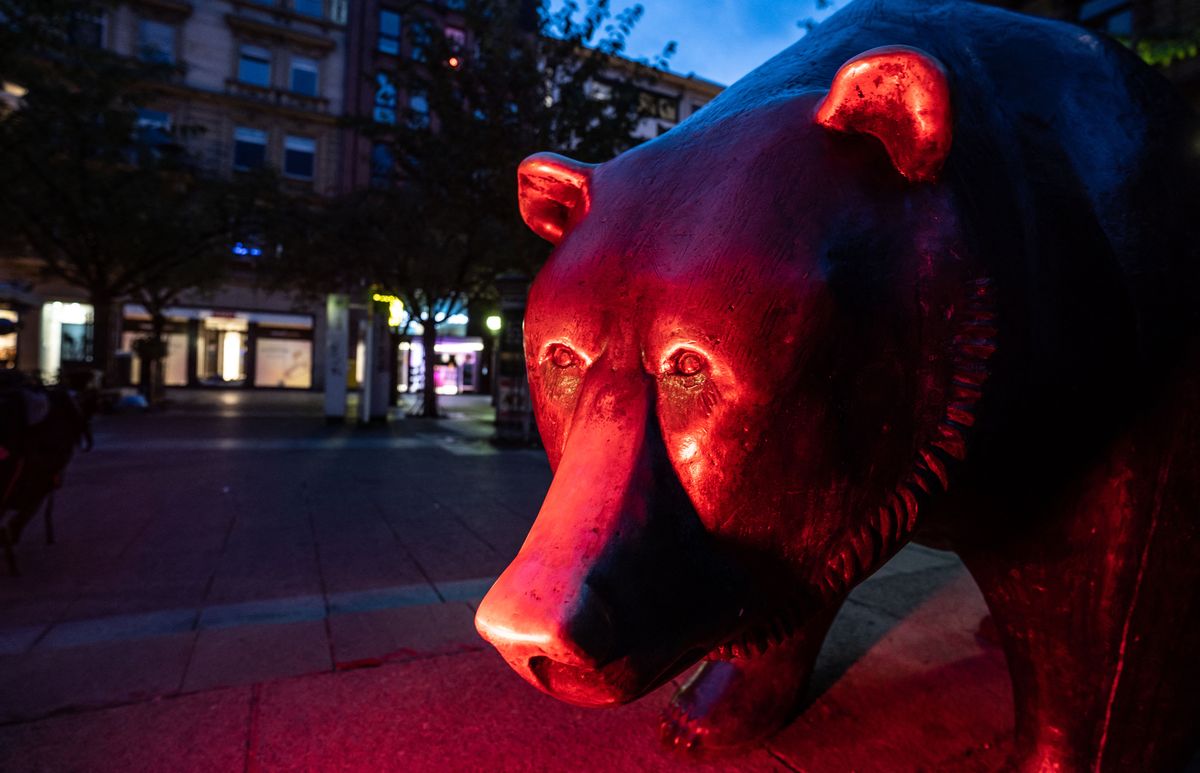 Bear in front of Frankfurt Stock Exchange, 20 August 2022, Hessen, Frankfurt/Main: In the red light of a bicycle taillight, the sculpture of the bear, symbol of the downward trend on the stock markets, stands in front of the stock exchange in Frankfurt. Photo: Frank Rumpenhorst/dpa (Photo by FRANK RUMPENHORST / DPA / dpa Picture-Alliance via AFP) Bear in front of Frankfurt Stock Exchange