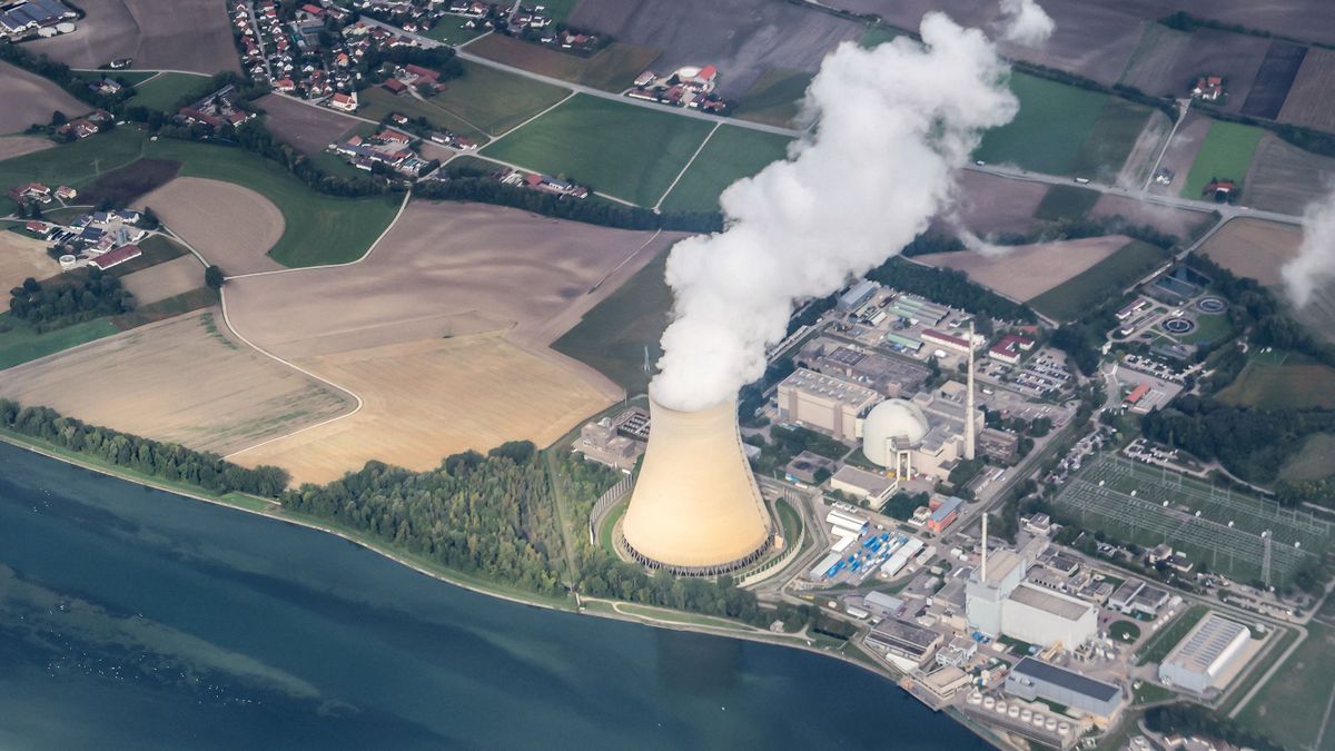 13 September 2022, Bavaria, Essenbach: Steam gushes out of the cooling tower of the Isar 2 nuclear power plant (taken from an airplane). The power plant, operated by Preussenelektra, is to be transferred to a reserve according to plans of the Federal Ministry of Economics. Photo: Jan Woitas/dpa (Photo by JAN WOITAS / DPA / dpa Picture-Alliance via AFP)