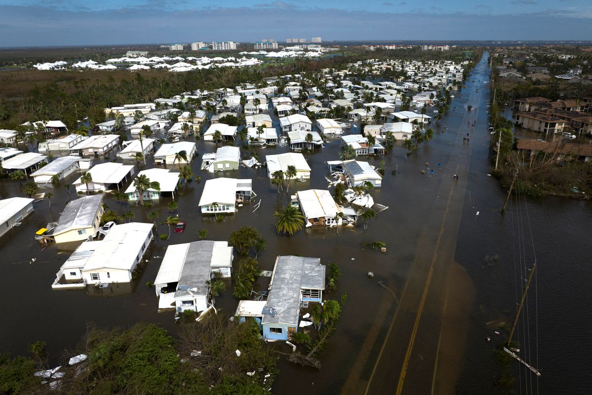 Una foto aérea tomada el 29 de septiembre de 2022 muestra un vecindario inundado en Fort Myers, Florida, después de que el huracán Ian tocara tierra.  - El huracán Ian dejó gran parte de la costa suroeste de Florida en la oscuridad la madrugada del jueves. "Desastre" La inundación dejó a los funcionarios preparando una gran respuesta de emergencia a una tormenta de rara intensidad.  El Centro Nacional de Huracanes dijo "Muy peligrosa" El huracán tocó tierra a las 15:00 horas (19:00 GMT) en Cayo Costa, una isla barrera al oeste de Fort Myers.  (Foto de Ricardo ARDUENGO / AFP)