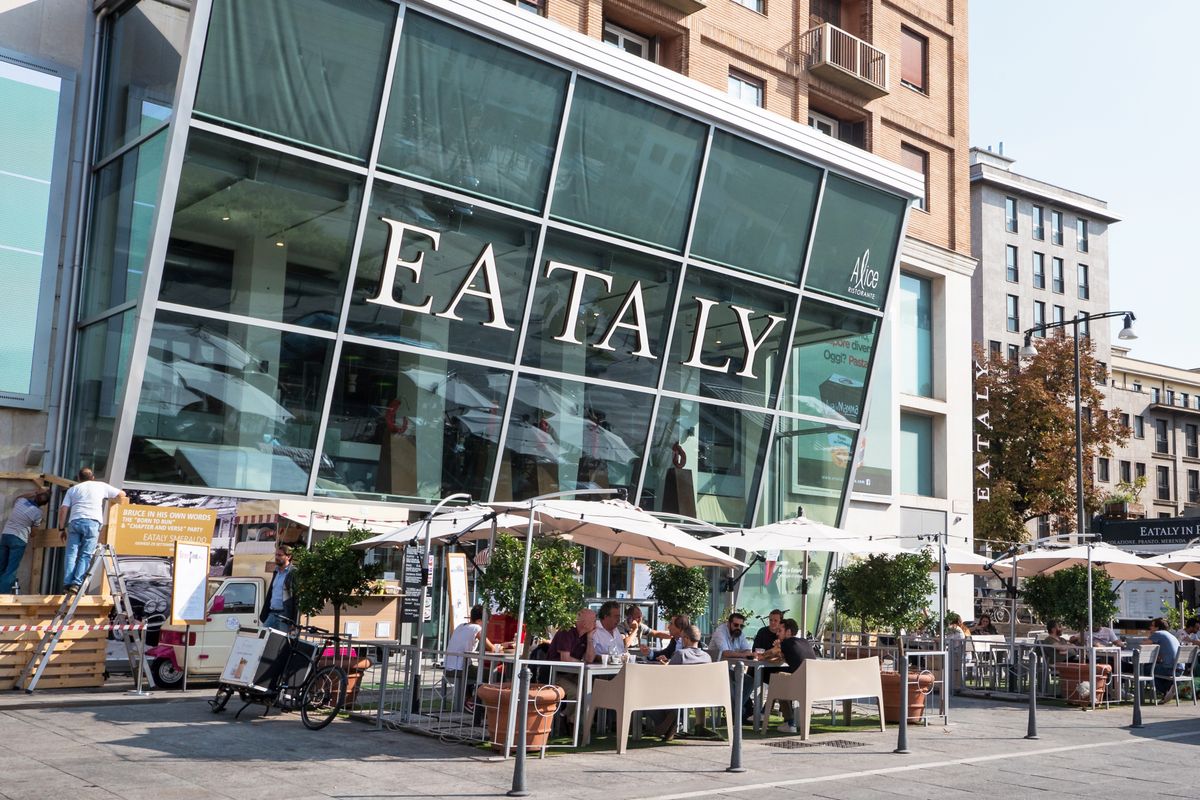 Milan,,Italy,-,September,27,,2016:,Eataly,Store.,Eataly,Is, MILAN, ITALY - SEPTEMBER 27, 2016: Eataly store. Eataly is a high-end Italian food market/mall chain founded by MILAN, ITALY - SEPTEMBER 27, 2016: Eataly store. Eataly is a high-end Italian food market/mall chain founded by Oscar Farinetti in 2004.  Oscar Farinetti in 2004. 