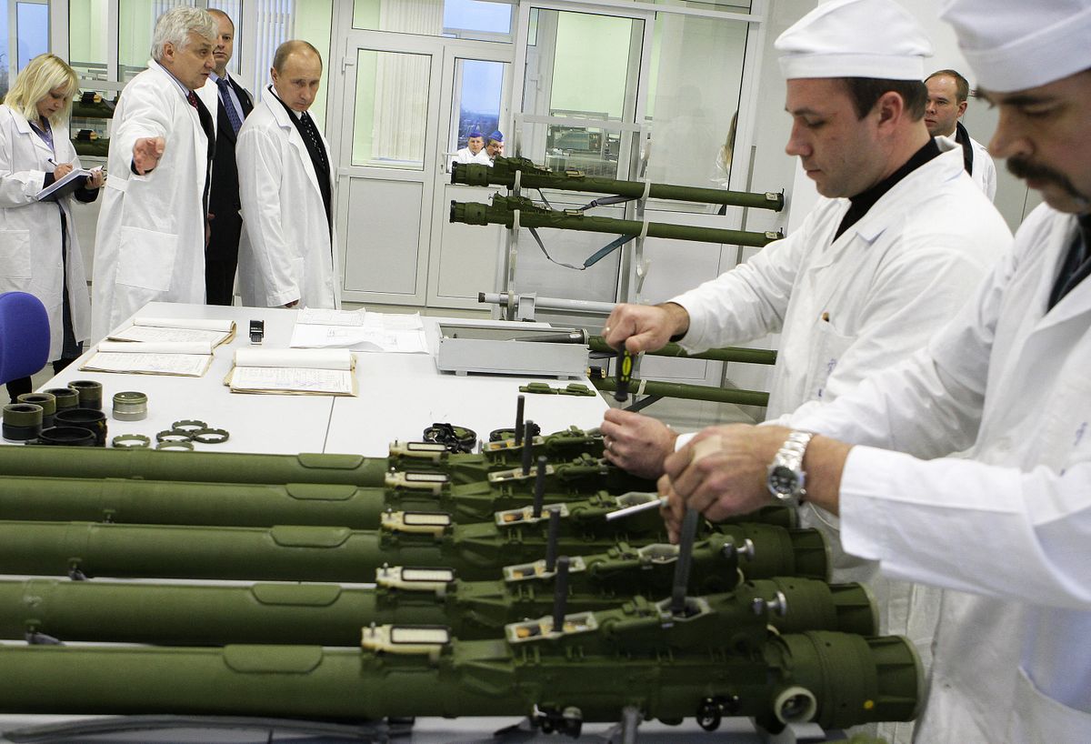 RUSSIA-PUTIN-ARMS, Russian Prime Minister Vladimir Putin (3L) examines the construction of shoulder-launched surface-to-air missiles at an arms production facility in Kolomna on November 18, 2009. ATO expressed concern about recent Russian and Belarus war games on Poland's border, and said the manouevres ran counter to an improvement in ties between Moscow and the military alliance.      AFP PHOTO / RIA NOVOSTI / POOL / ALEXEY DRUZHININ (Photo by ALEXEY DRUZHININ / RIA NOVOSTI / AFP)