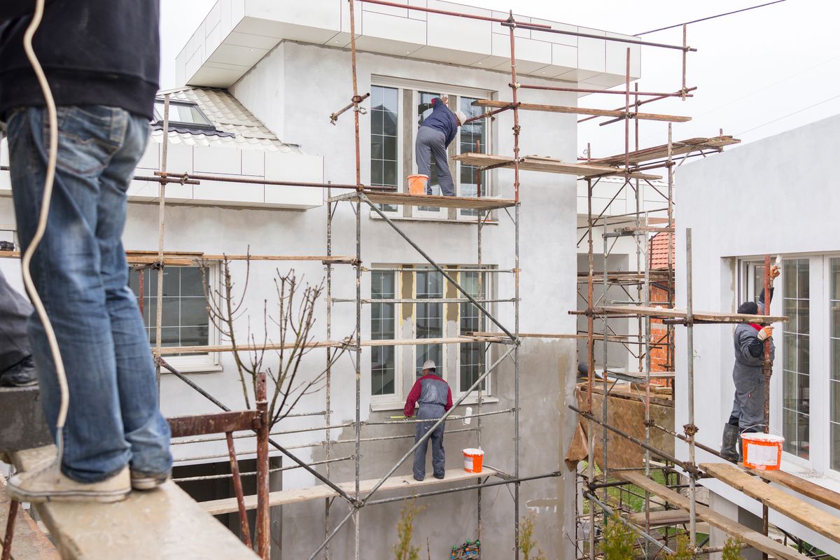 Workers on construction site, lakásfelújítás, ép, építkezés