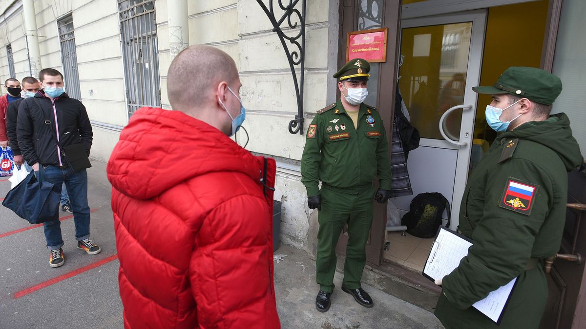 Russian Military Begins Spring Call-Up, Russian conscripts at a local recruitment office, St. Petersburg, on May 20, 2020. President Vladimir Putin declared a send to the army of 135,000 people during the spring call-up in Russia which started on the 20th of May. All recruits tested for Covid-19 infection, will be quarantined for 14 days in their military units. (Photo by Sergey Nikolaev/NurPhoto via Getty Images)