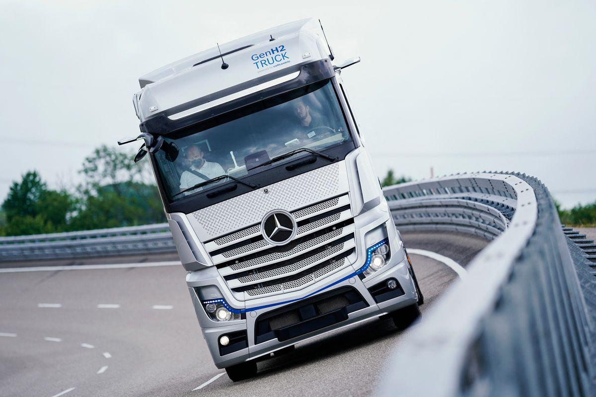 Hydrogen truck trial run, 27 June 2022, Rhineland-Palatinate, Wörth am Rhein: A hydrogen test vehicle of the type "GenH2 Truck Prototype 2" drives along a test track at the Wörth plant of truck manufacturer Daimler Truck. The hydrogen test vehicle "GenH2 Truck Prototype 2" is presented there. Photo: Uwe Anspach/dpa (Photo by UWE ANSPACH / DPA / dpa Picture-Alliance via AFP) Hydrogen truck trial run