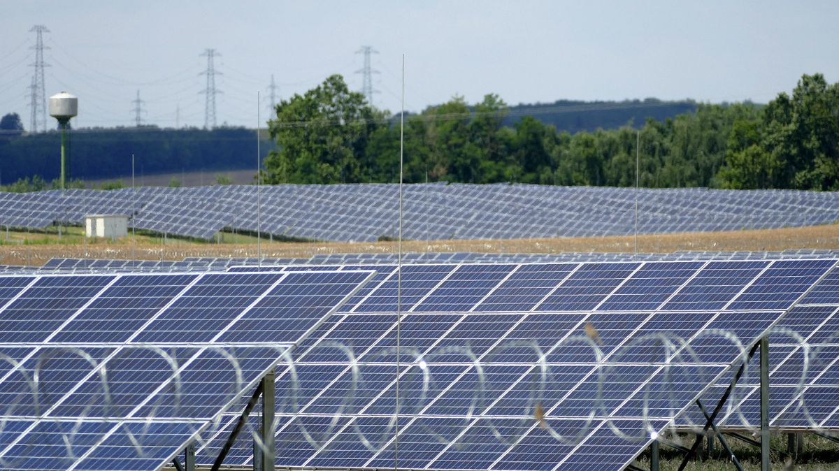 Paks, 2019. július 11.
Magyarország legnagyobb kapacitású naperőműve dolgozik és termel villamos energiát március óta Paks csámpai kerületében. A megújuló energiaforrás évente 22,2 gigawatt/óra villanyáram előállítására képes, amely 8500 háztartás, azaz több mint 20 ezer ember villamosenergia-igényét képes fedezni. 
