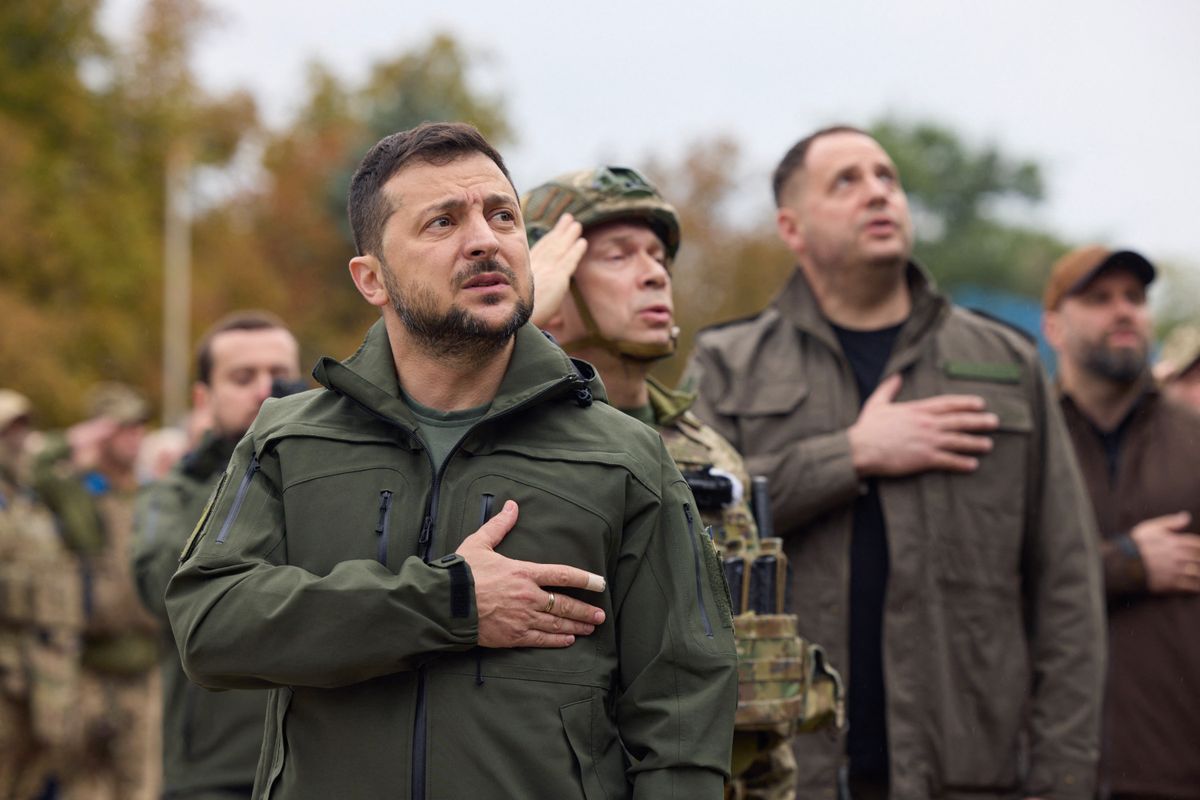 This handout picture taken and released by Ukrainian Presidential press-service on September 14, 2022 shows Ukrainian president Volodymyr Zelensky taking part in the state's flag raising in the de-occupied city of Izyum, Kharkiv region. - Zelensky on September 14, 2022 visited the east Ukraine city of Izyum, the military said, one of the largest cities recently recaptured from Russia by Kyiv's army in a lightning counter-offensive. (Photo by UKRAINIAN PRESIDENTIAL PRESS SERVICE / AFP) / RESTRICTED TO EDITORIAL USE - MANDATORY CREDIT "AFP PHOTO / " - NO MARKETING NO ADVERTISING CAMPAIGNS - DISTRIBUTED AS A SERVICE TO CLIENTS