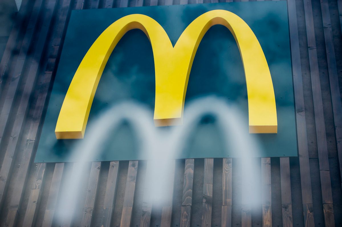 Gyöngyös, 2018. június 20.Logó a McDonald’s új étterme homlokzatán Gyöngyösön az avatóünnepség napján, 2018. június 20-án.