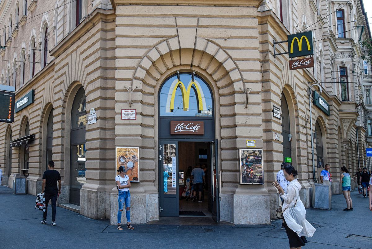 Budapest, 2022. július 2.A McDonald’s nagy múltú, klasszikus gyorsétteremlánc üzlete a főváros VIII. kerületében, a József körút és a Népszínház utca találkozásánál. A McDonald’s Corporation a világ egyik legnagyobb gyorséttermi üzlethálózata. 