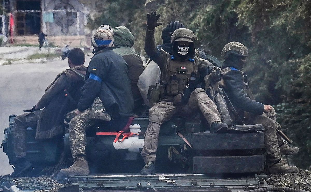 Ukrainian soldiers sit atop a tank in Izyum, Kharkiv Region, eastern Ukraine on September 14, 2022, amid the Russian invasion of Ukraine. (Photo by Juan BARRETO / AFP)
