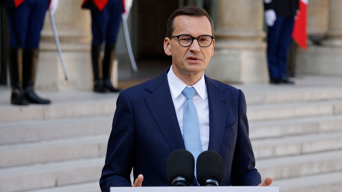 Polish Prime Minister Mateusz Morawiecki  gives a press statement with the French president prior to their meeting at the Elysee Palace in Paris on August 29, 2022. (Photo by Ludovic MARIN / AFP)