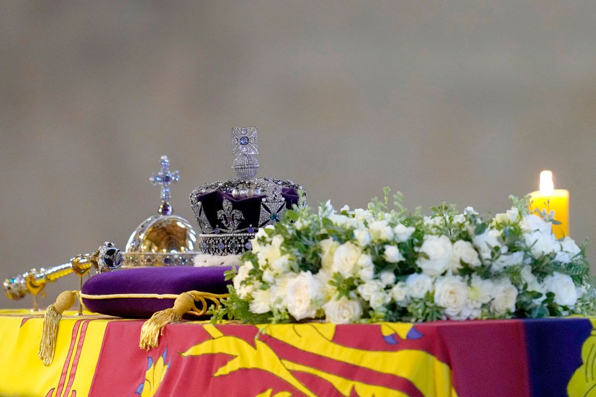 The coffin of Queen Elizabeth II, draped in the Royal Standard with the Imperial State Crown and the Sovereign's orb and sceptre, Lies in State on the catafalque as members of the public move past in Westminster Hall, at the Palace of Westminster, in London on September 16, 2022. - Queen Elizabeth II will lie in state in Westminster Hall inside the Palace of Westminster, until 0530 GMT on September 19, a few hours before her funeral, with huge queues expected to file past her coffin to pay their respects. 