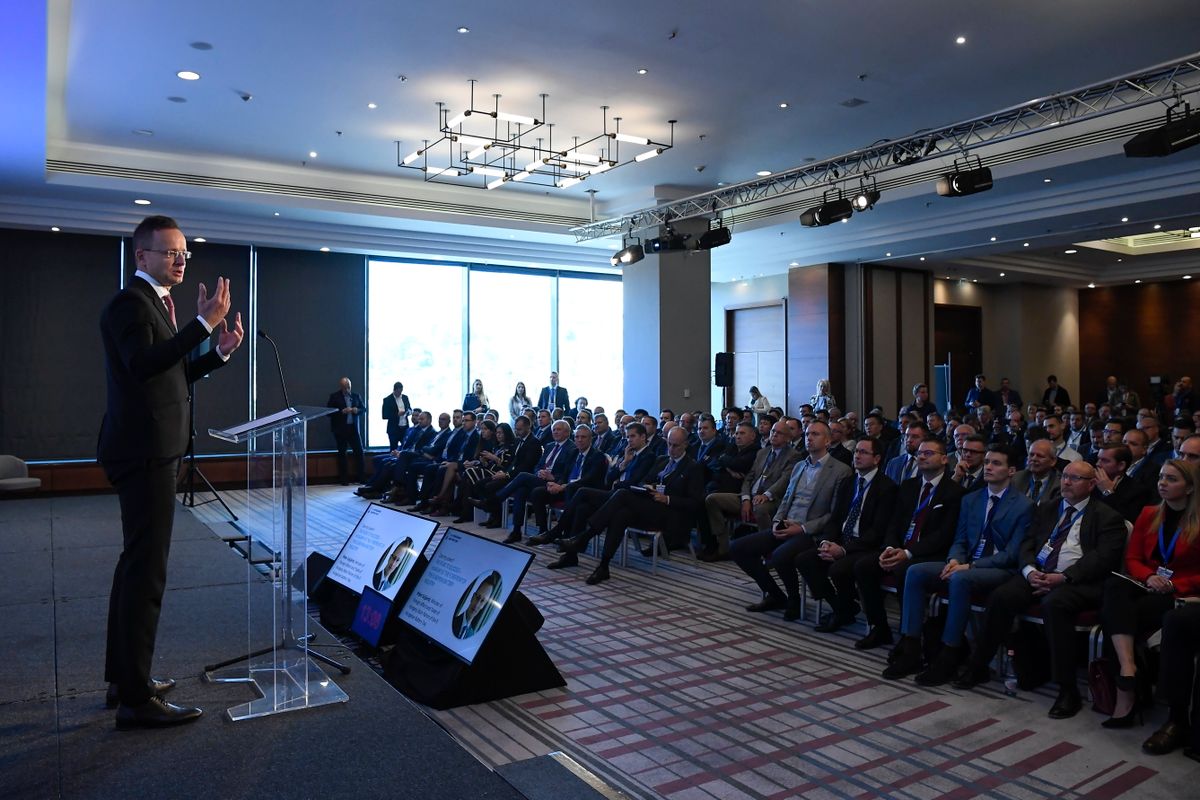 SZIJJÁRTÓ Péter, Budapest, 2022. október 20.
Szijjártó Péter külgazdasági és külügyminiszter beszédet mond a II. Hungarian Battery Day címû konferencián a Budapest Marriott Hotelben 2022. október 20-án.
MTI/Kovács Tamás