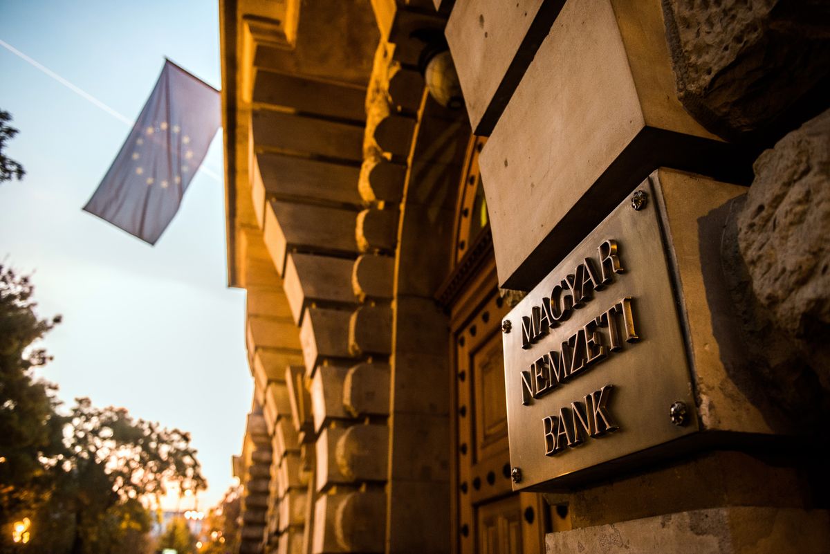 Central Bank Vice President Marton Nagy Presents New Central Banking Program A sign sits on display at the entrance to the Hungarian central bank, also known as Magyar Nemzeti Bank, in Budapest, Hungary on Tuesday, Nov. 3, 2015. Hungary's central bank has extended its Funding for Growth Plan into 2016, seeking to boost banks' lending via new facilities, according to a National Bank of Hungary statement. Photographer: Akos Stiller/Bloomberg, magyar nemzati bank, MNB, bank