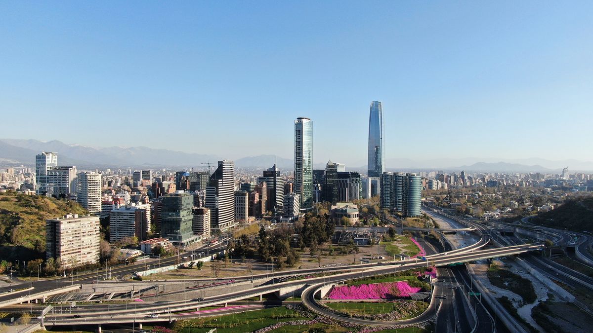 Perspectiva de dron de Santiago de Chile y sus caminos.
